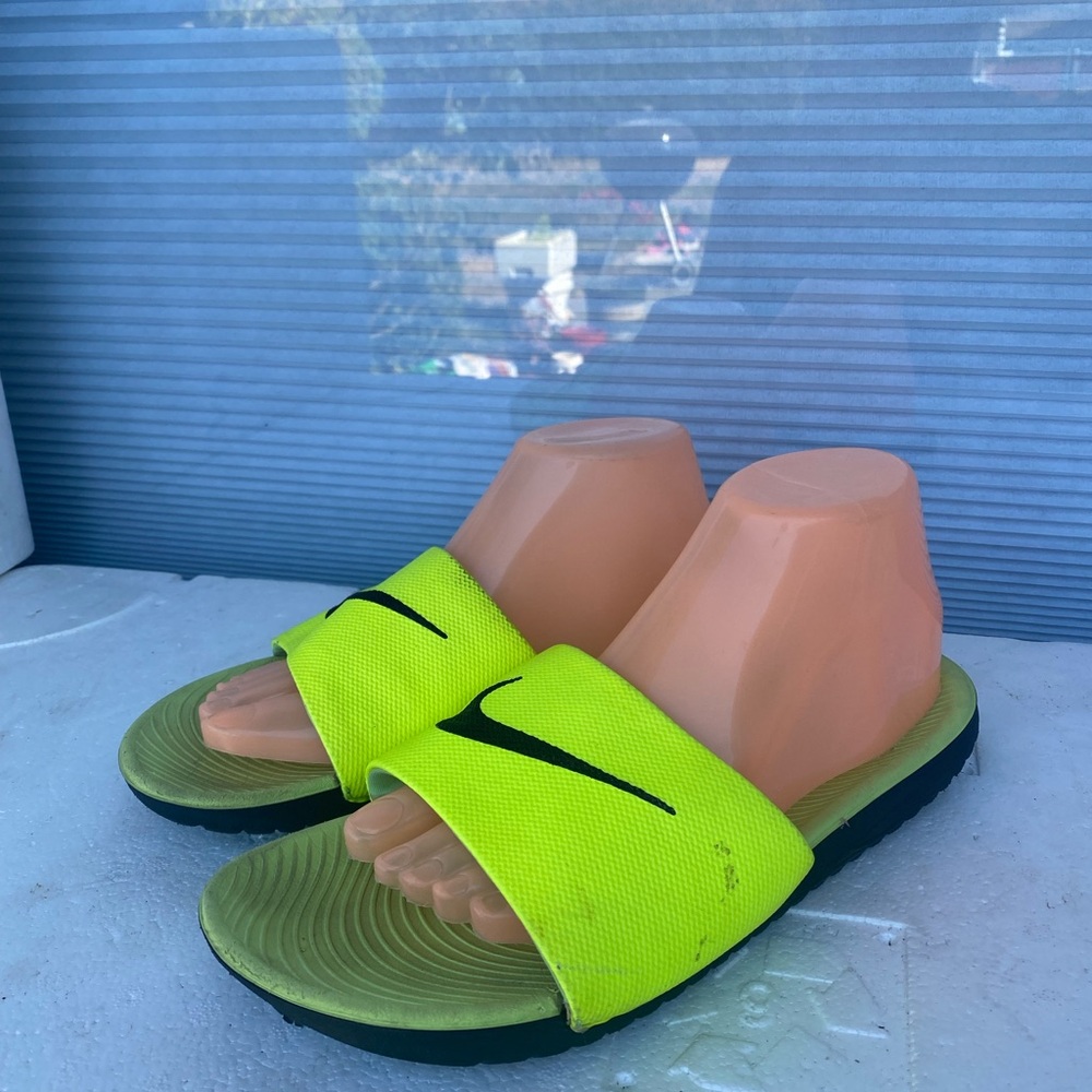 Nike 819352-700 Men’s Bright Yellow and Black Slide On Sandals Size 7